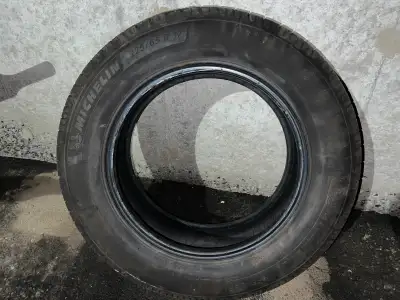 4 pneus Michelin Defender2 225/65R17 (5000 km d'usure) 100$ chacun 4 jantes d'acier 17 po (1 hiver)...