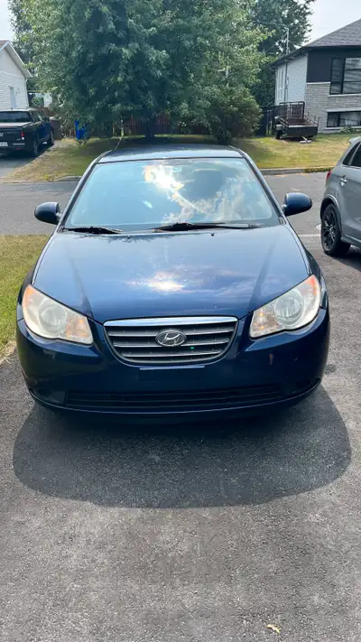 Hyundai elantra usagée avec 219120km au compteur. Beaucoup de pièces remplacées dernièrement tel que...