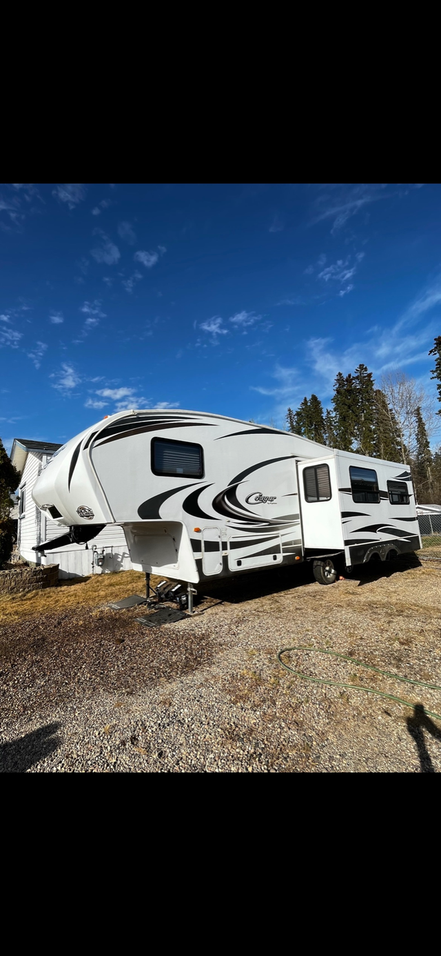 2013 cougar keystone 5th wheel RV in Travel Trailers & Campers in Fort St. John - Image 2