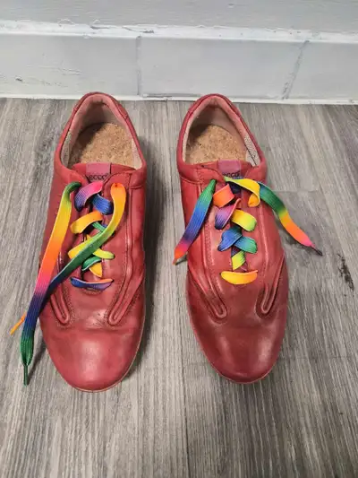 Step out in style with these used Ecco shoes, perfect for adding a touch of colour to your everyday...