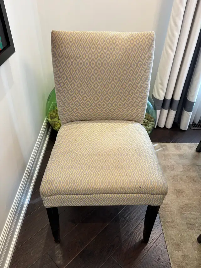Set of 8 Dining Room Chairs - $50 each in Chairs & Recliners in Markham / York Region - Image 3