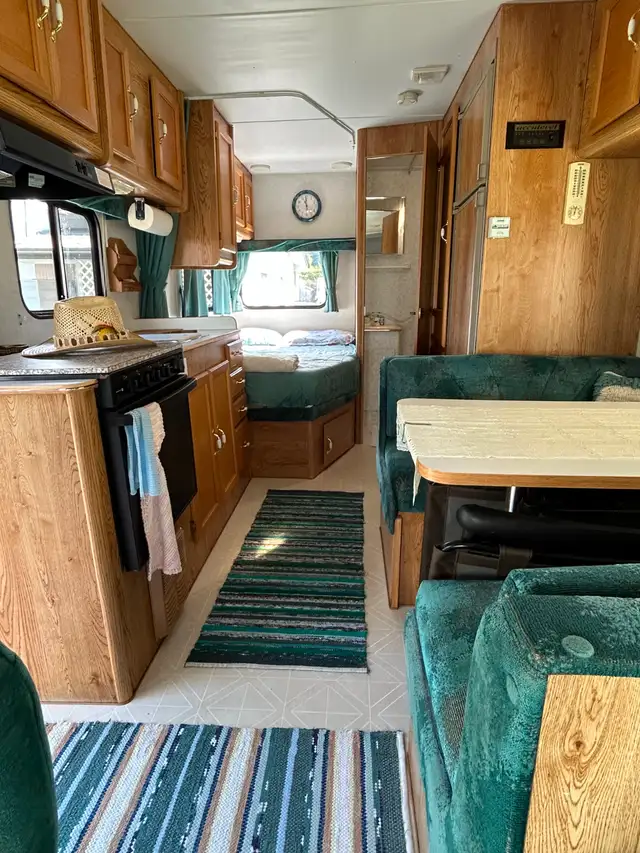 SOLD 1998 Ford E-350 Slumber Queen Motorhome in RVs & Motorhomes in Revelstoke - Image 5