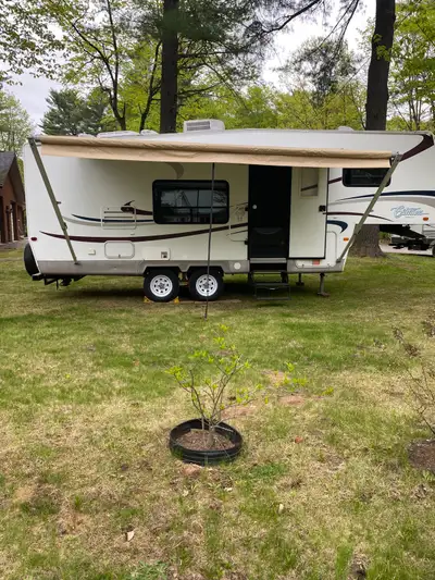 2005 5th wheel trailer in good condition new awning good tires no leaks solid floor everything worki...