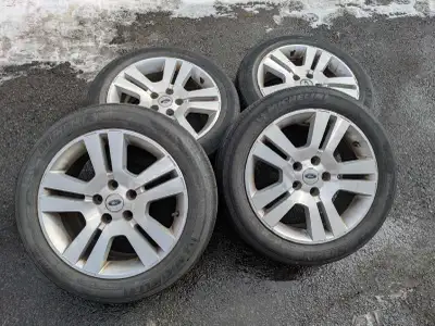 4 Mags de 17 pouces qui était sur une Ford fusion 2008. Les pneus sont considérés usés et à changer....