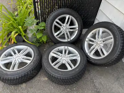 Vends 4 pneus Hiver (1 saison) Bridgestones Montés sur jantes Alu Audi Dimensions 235 / 60 R18 - 107...