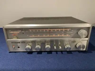 Voici un récepteur stéréo AM/FM Harman Kardon HK-560 des années 1970, offrant une qualité sonore cha...