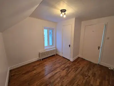 787 Chemin Pintendre, Lévis. Beau logement 4 ½ à louer (2 chambres) fraichement repeint et rénové au...