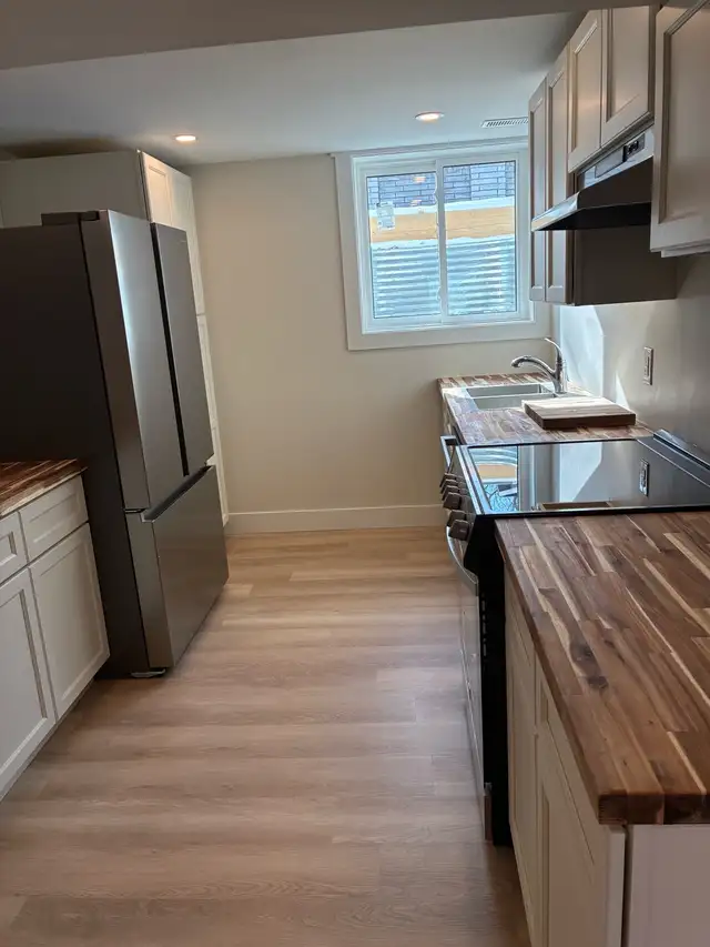 BRAND NEW 2 BDRM LUXURY APARTMENT  IN TWIN LAKES