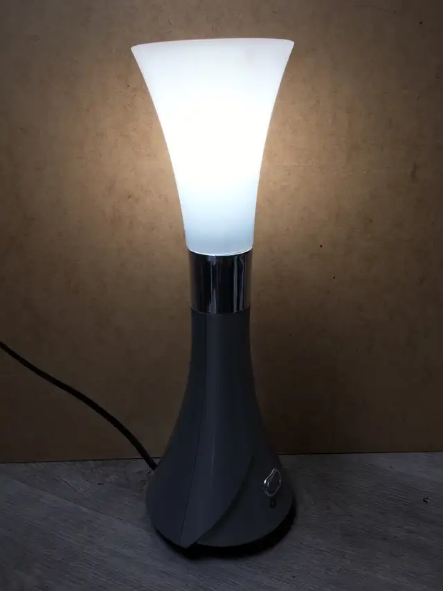 Desk lamp in Indoor Lighting & Fans in City of Montréal - Image 3