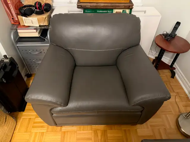 Leather Couch Set – 3 Pieces (Sofa, Armchair, Ottoman) in Couches & Futons in Markham / York Region - Image 5