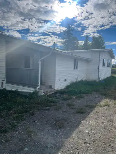 3 bedrooms, large sunroom, 1 1/2 bathrooms, beautiful views. Pet’s welcome, also room for 1 horse, n...