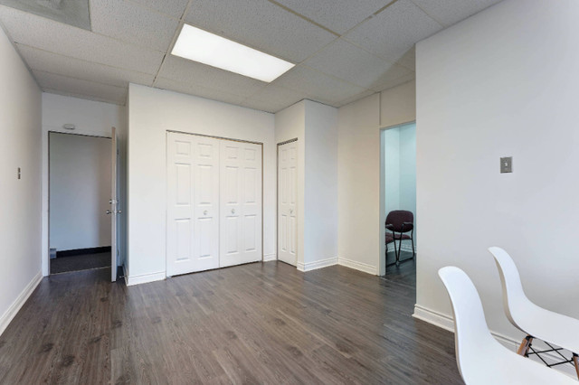 Local/bureau professionnel - Environ 430pc - disponible - 14$ pc in Commercial & Office Space for Rent in City of Montréal - Image 2