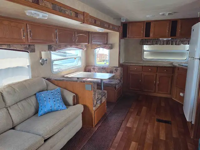 2010 Wildwood 33FKSS 2 SLIDES REAR MASTER BEDROOM in Travel Trailers & Campers in Bedford - Image 5