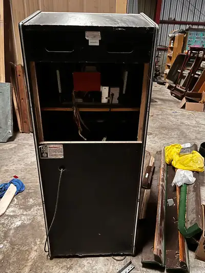 Selling a used Dynamo Solitaire Challenge arcade game, perfect for bringing some retro fun to your g...