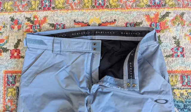 Oakley Grey Snowboard/Ski Pants (XL) in Ski in Calgary - Image 5