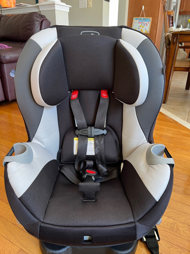 evenflo car seat  in Strollers, Carriers & Car Seats in Peterborough