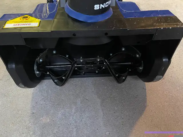 Kobalt 13 A 20-in 1-Stage Electric Snow Blower in Snowblowers in City of Toronto - Image 3