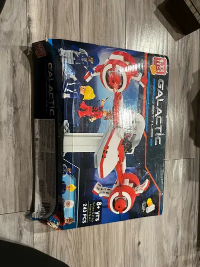 Get ready for intergalactic adventures with this Block Tech Galactic Battleship set, containing 243...