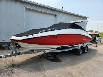 2011 Challenger 230 23 pieds 310hp 182 heures Toit Bimini Radio et Speaker Neuve Remorque Double ess...