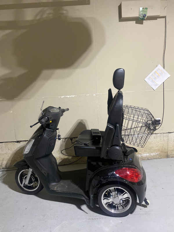 Good Condition Mobility Scooter - price is negotiable dans Scooters et minimotos  à Région de Mississauga/Peel