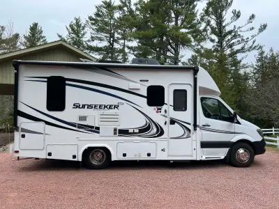 This 24’ motorhome Sunseeker is a high-quality, pre-owned motorhome that is in excellent condition a...
