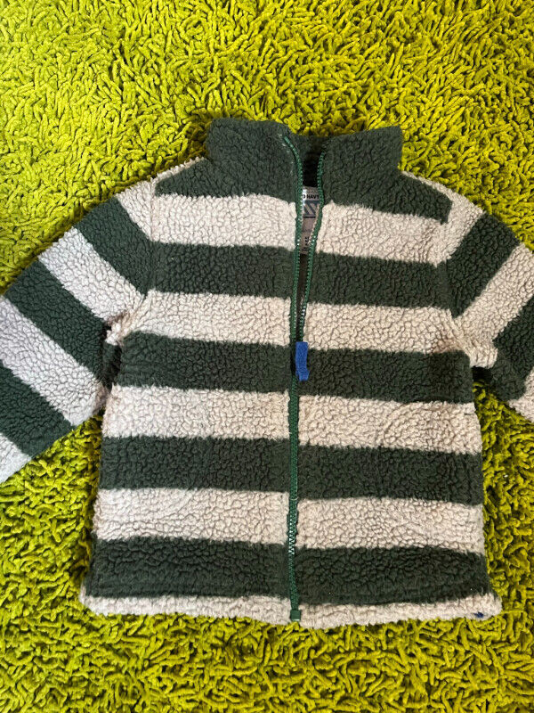 Boys Fall Sherpa/Fuzzy Like Jacket - Size 4 in Clothing - 4T in Calgary - Image 3