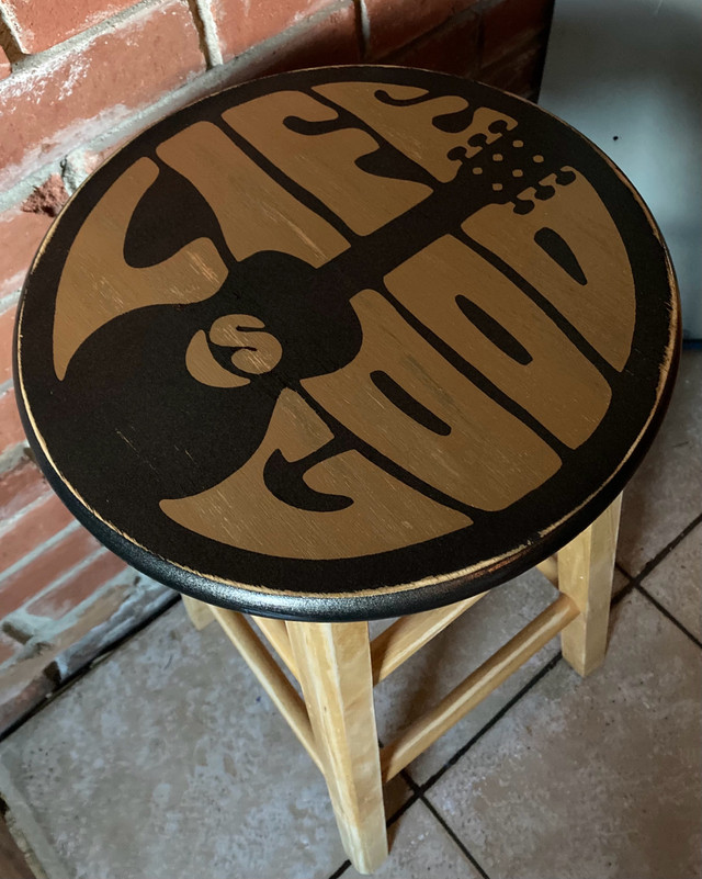 Life is Good stool  in Guitars in Oshawa / Durham Region - Image 2