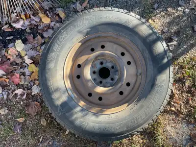 Ensemble de 4 pneus d'hiver haut de gamme Michelin X-Ice Snow SUV dimension 235/70R16, montés sur ja...