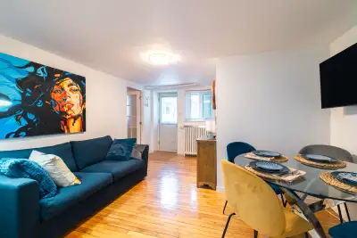 Très beau logement, bien placé près de l'ave Cartier, des Plaines, juste à côté du Grand Théatre de...