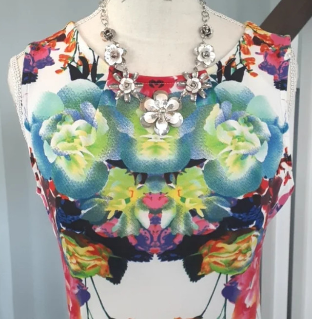 H&M multi-colour floral kaleidoscope sheath dress Size M in Women's - Dresses & Skirts in Markham / York Region - Image 2