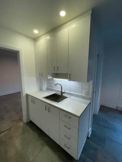 ****Lire Tout*** loyer ou logement 3 1/2 **** NON FUMEUR 2 ièmes étage balcon privé Fraîchement réno...