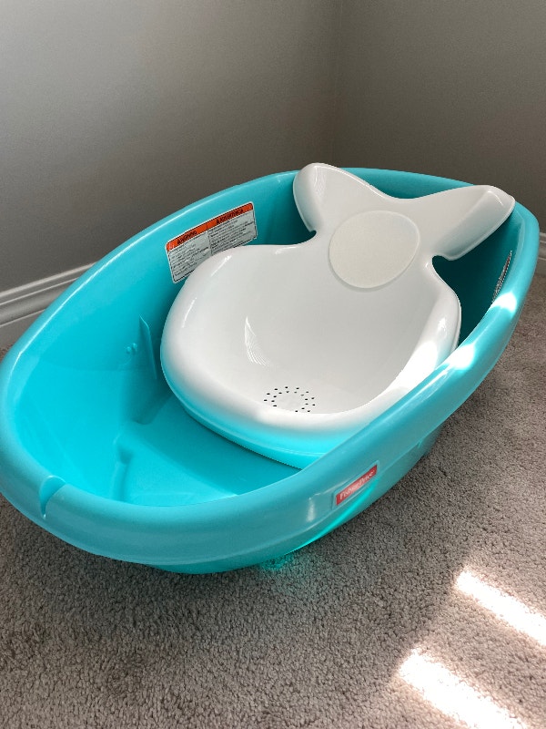FisherPrice Whale of a Tub aquaticthemed baby bath that grow
