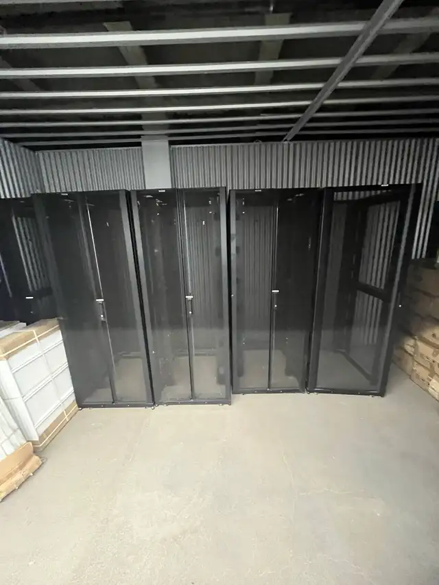NetShelter racks APC 42U 77” Height63010223994113124