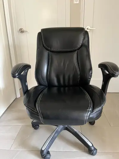 This is a black office chair. It has signs of wear and tear on the arms, as you can see from the pic...