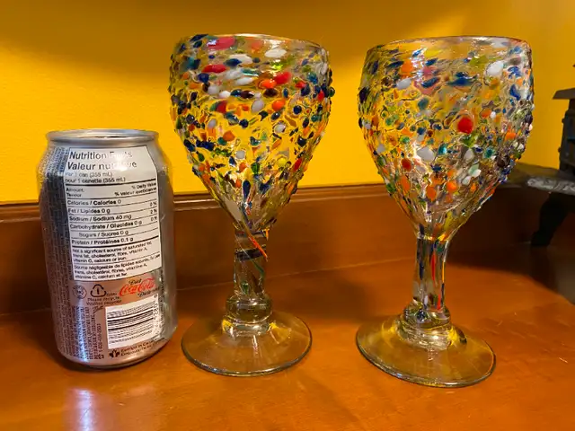 Pair of Handblown Mexican Glass Pebbled Confetti Wine Glasses in Arts & Collectibles in Oshawa / Durham Region - Image 3