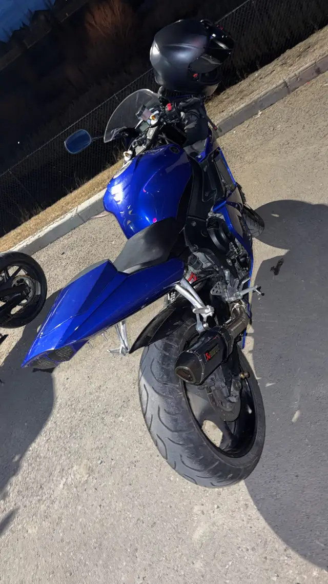 2005 Yamaha YZF-R6 **18,000KM** in Sport Bikes in Calgary - Image 3