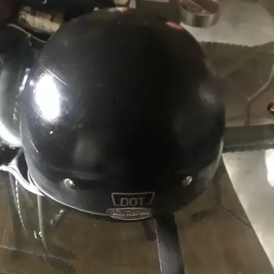 Voici un casque de moto HJC noir, idéal pour les balades en toute sécurité. Ce casque a été utilisé,...
