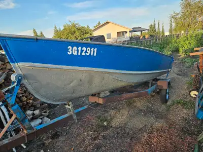 16 foot Lund 20hp motor Puck board seat Comes with trailer