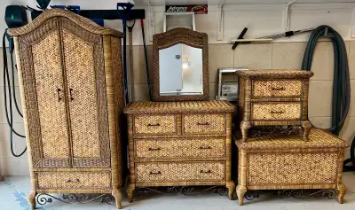 Ensemble de mobilier de 5 morceaux comprenant 1 miroir 1 grande armoire 1 grand bureau 1 table de ch...