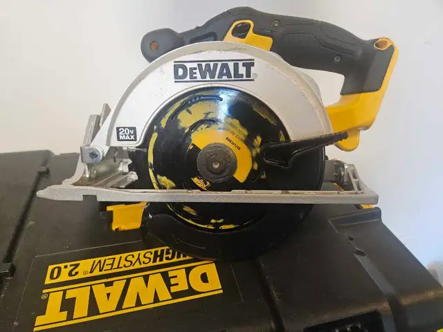 Dewalt 20v Max 6-1/2" Circular Saw in Power Tools in Ottawa - Image 2
