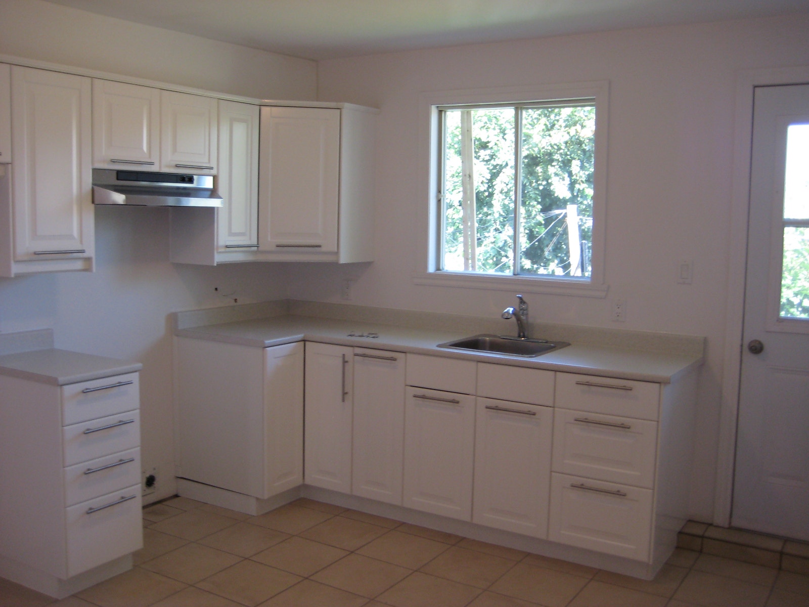 2 Bedroom 4 1/2 Apartment in Longueuil With Parking — photo 3