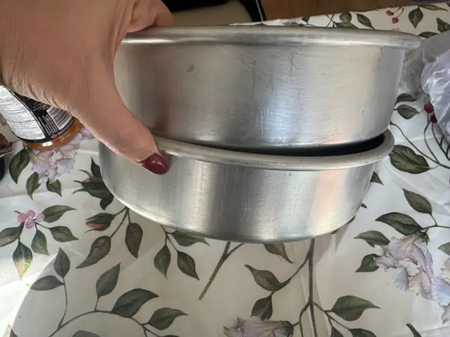 Set of 5 Aluminum Mixing Bowls and 2 Cake Pans in Kitchen & Dining Wares in Calgary - Image 3
