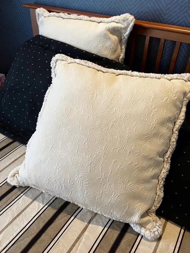 Ensemble couette de lit grandeur queen in Home Décor & Accents in Longueuil / South Shore - Image 3