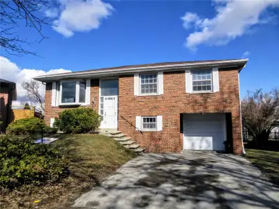Beautiful, move-in ready 1 bedroom 1 bathroom in a 2 bedroom + 2 bathroom unit at 37 Pondsview Drive...
