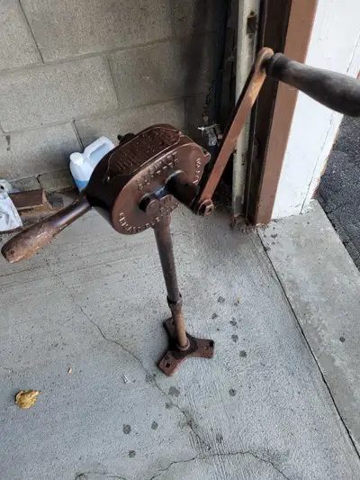 Antique barn scale. Antique cattle clippers . Crank and internal drive still work. Made in Chicago U...