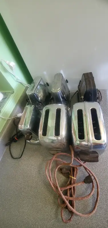 Antique toaster lot Various conditions *1 is missing the cord - see photo * Pet friendly home. A won...