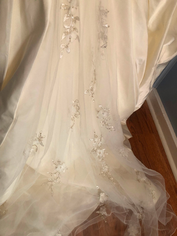 Wedding gown, Morilee , size 12, built in bra, corset back in Wedding in Sault Ste. Marie - Image 4
