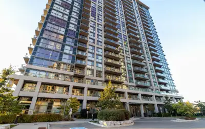 Ready for city living that actually works? This 1-bedroom + den condo in Mississauga’s City Centre s...