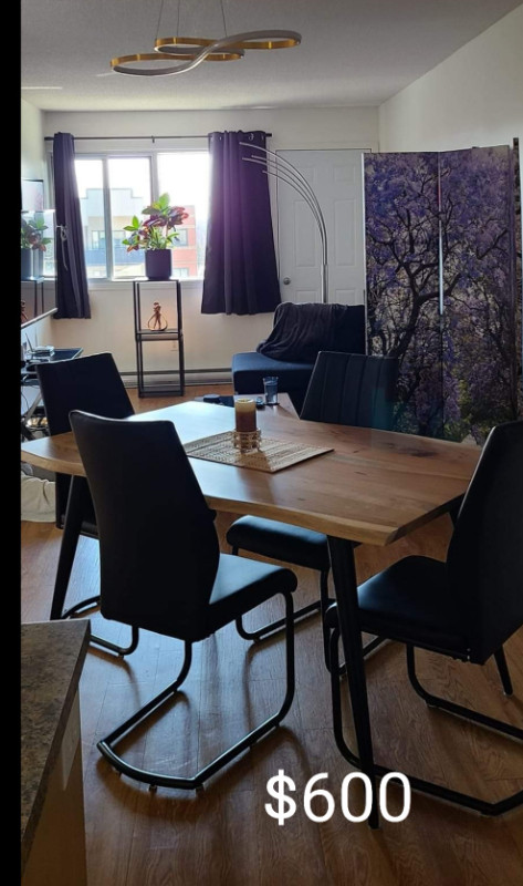 Table de cuisine acacia en bois et 4 chaises en cuir noirs. dans Mobilier de salle à manger et cuisine  à Longueuil/Rive Sud