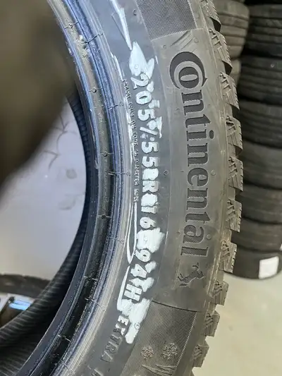 4 pneus d’hiver Continental Wintercontact 205/55R16 @ 8/32e. Possibilité d’installation.